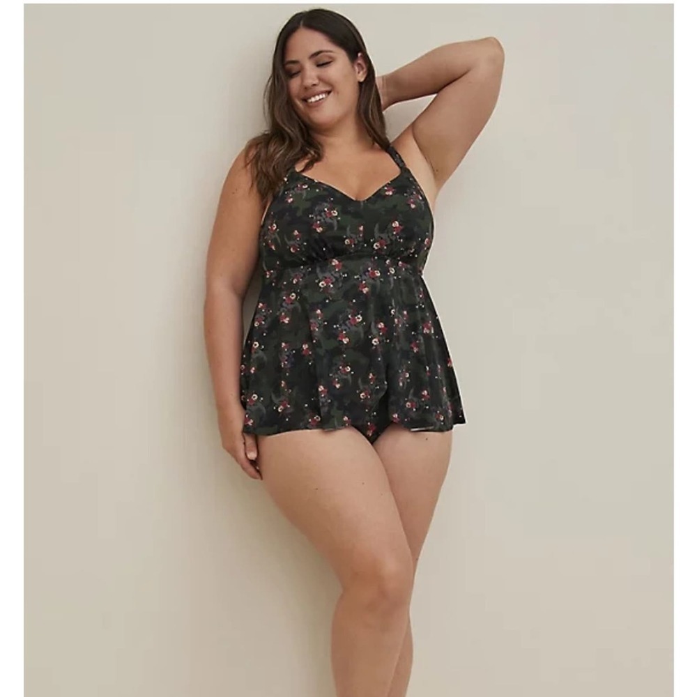 New Torrid sz 2 Camo Skulls and Floral‎ Swim Bathing Suit 2X